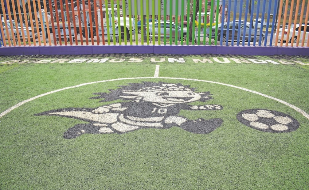 En el contexto del Mundial de Futbol, 316 canchas son habilitadas o renovadas en la Ciudad. En ellas se encuentra la imagen del ajolote. Foto: Santiago Cadena/ EL UNIVERSAL