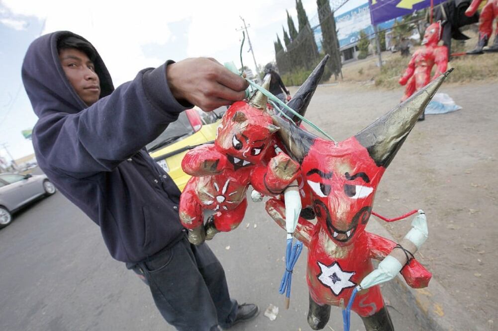 Las figuras que van desde los 20 centímetros hasta más de un metro, pueden conseguirse en 20, 30 o 40 pesos. Si incluyen juegos artificiales los costos llegan hasta los 200 pesos (JORGE ALVARADO. EL UNIVERSAL)