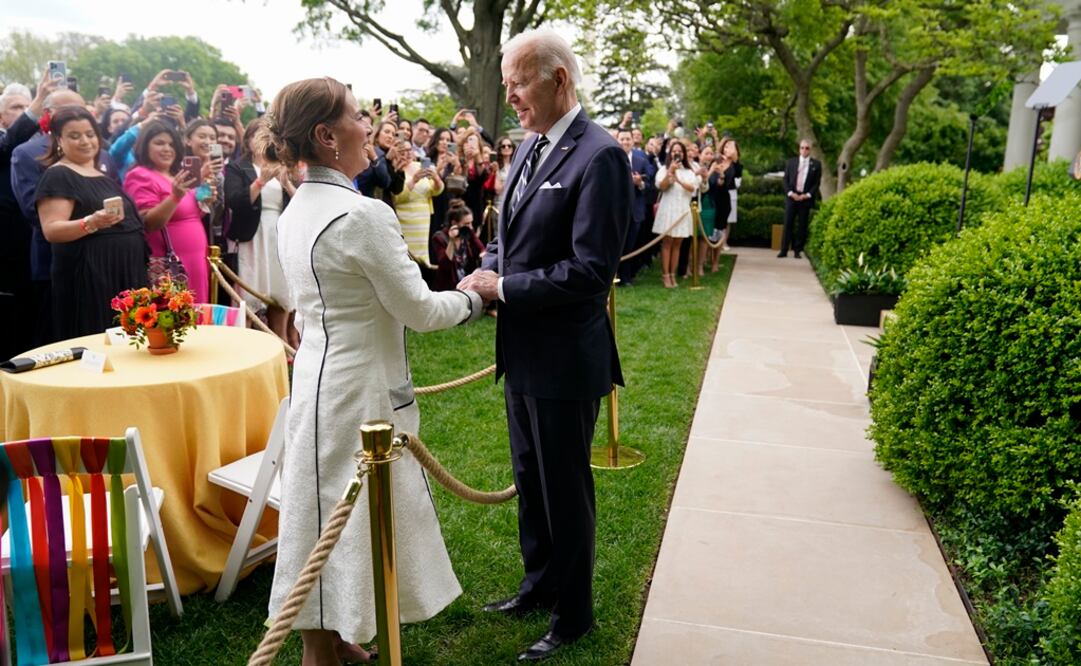 Presidente Joe Biden saluda a la primera dama de México, Beatriz Gutiérrez Muller, durante un evento del Cinco de Mayo en el Rose Garden de la Casa Blanca. Foto: EFE