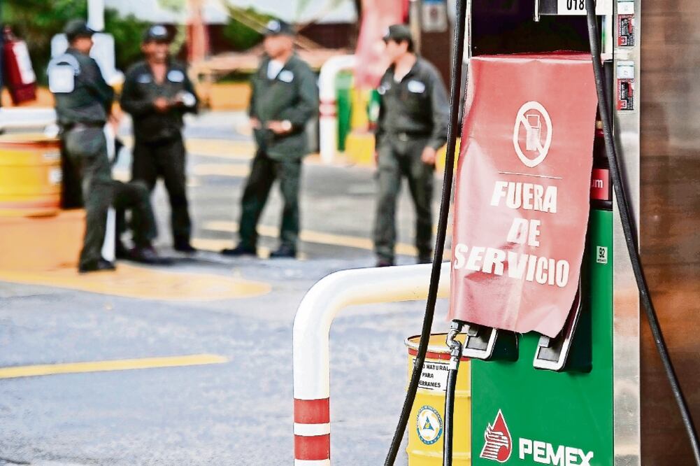 El propietario de una gasolinera explicó que han buscado por mucho tiempo que los surta un proveedor de Pemex de la Ciudad de México, pero han negado el servicio (IVAN STEPHENS EL UNIVERSAL)