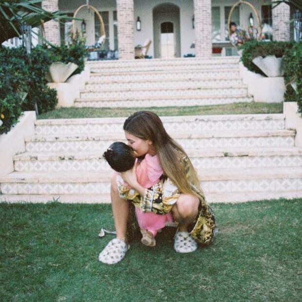 Kylie Jenner presume unas pantuflas de 30 mil pesos