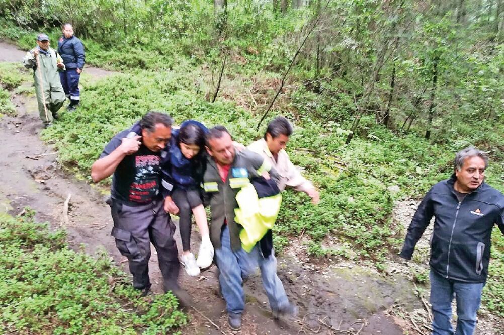 La familia fue localizada en una vereda del paraje El Potrero donde no había acceso vehicular, personal de Protección Civil les brindó atención médica (DELEGACIÓN CUAJIMALPA)