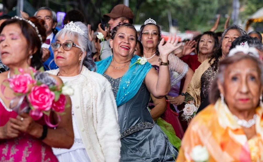 Al ritmo de "Balada para Adelina", las quinceañeras dieron los primeros pasos de su vals. | Foto: Hugo Salvador/El Universal.