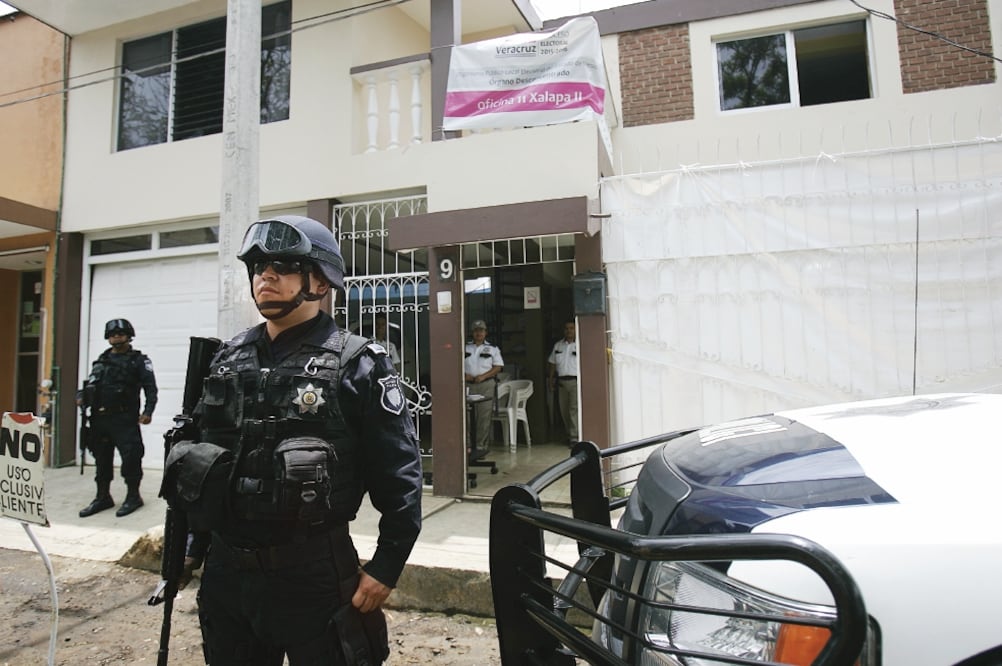 Policías resguardaron los edificios de los órganos electorales desconcentrados (ALEJANDRO ACOSTA. EL UNIVERSAL)