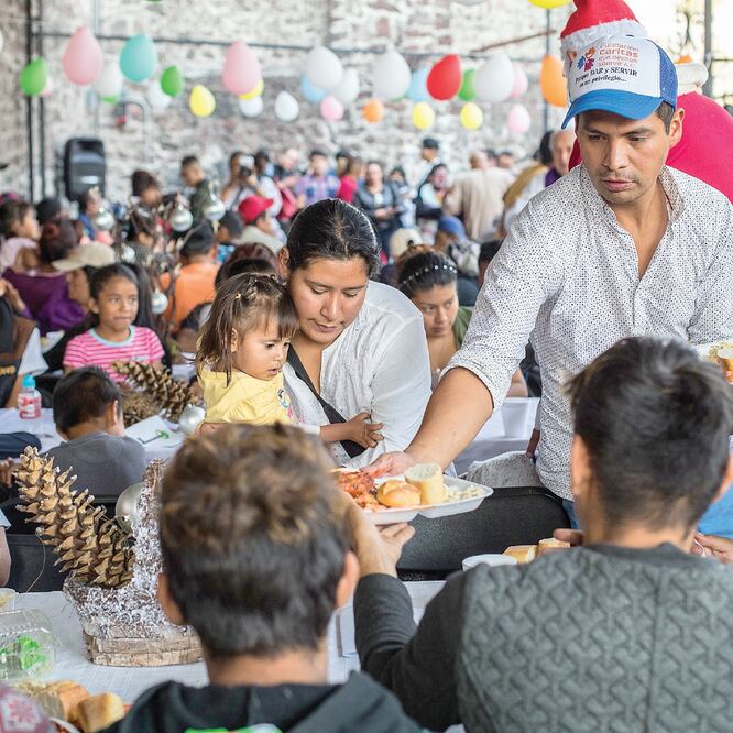 Además de la cena, las familias y personas en situación de calle reciben un aguinaldo consistente en bolsas de dulces y ropa para la temporada invernal. La organización busca expandirse para llevar la ayuda a más personas. GERMÁN ESPINOSA. EL UNIVERSAL