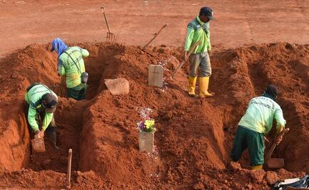 Obligan a cavar tumbas para víctimas de Covid-19 a quien no use cubrebocas en Indonesia