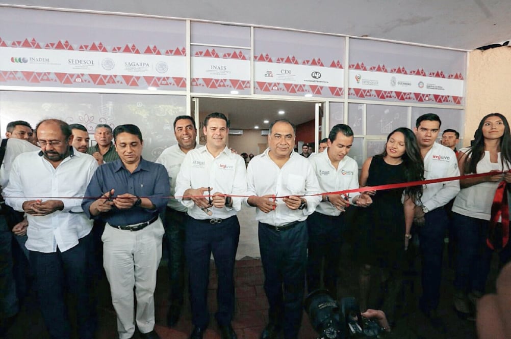 El gobernador Héctor Astudillo encabezó la entrega de recursos, durante la inauguración de la Casa del Emprendedor Guerrero Poder Joven (ESPECIAL)