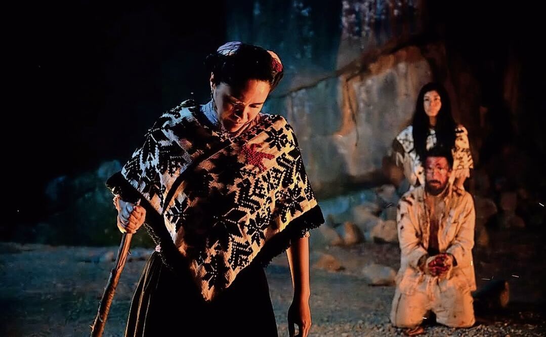 Un hombre malherido es rescatado por curanderas. Foto: Tekenchu