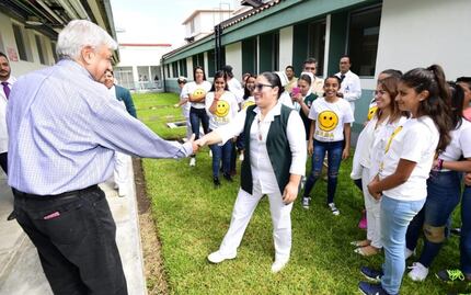 Formaremos más médicos, sin apoyar a caciques en universidades: AMLO