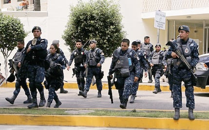 Desalojan a policías por adeudos