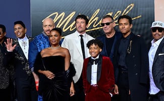 La familia Jackson apoya a Jaafar en el estreno de “Michael”; destaca ausencia de Paris, hija del fallecido cantante 