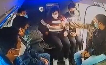 "Traigo mis medicinas": Mujer suplica a ladrón durante asalto en combi en Chimalhuacán