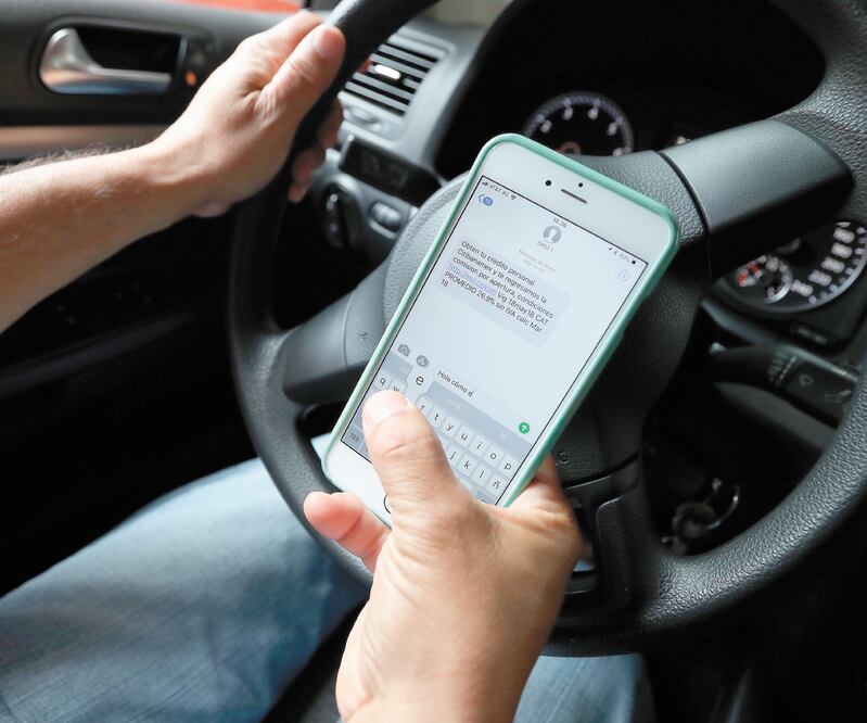 Usar distractores al conducir, como el celular, cuya multa va de 10 a 20 UMA, aumenta de un máximo de mil 689.8 pesos a mil 737.6 pesos. Foto: ARCHIVO EL UNIVERSAL