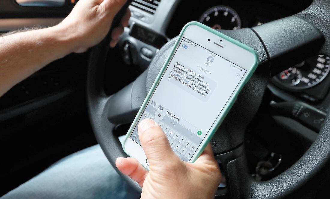 Usar distractores al conducir, como el celular, cuya multa va de 10 a 20 UMA, aumenta de un máximo de mil 689.8 pesos a mil 737.6 pesos. Foto: ARCHIVO EL UNIVERSAL