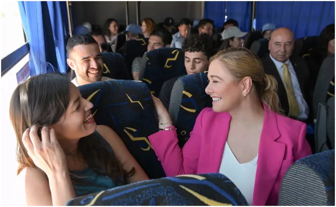 La gobernadora Maru Campos estrena 20 nuevos autobuses para los estudiantes y personal de la Universidad Autónoma de Ciudad Juárez, Chihuahua. Foto: Especial