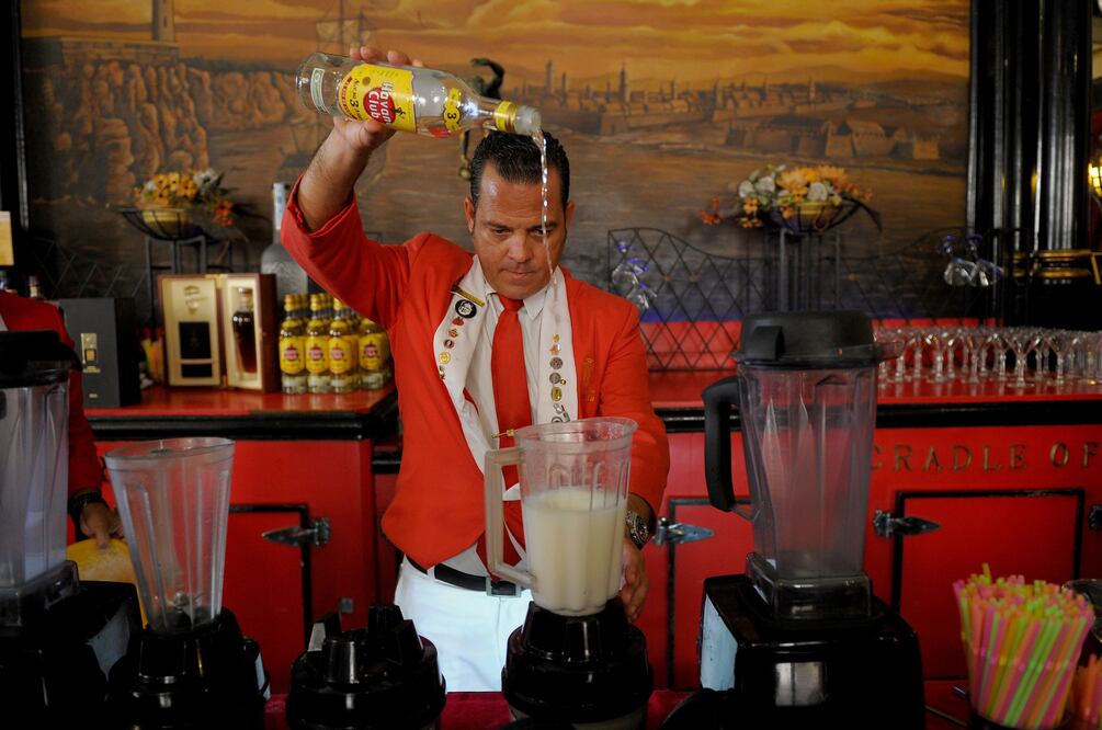 Los seis dólares que cuesta un daiquiri clásico son casi una quinta parte del salario medio mensual de un cubano. (Foto: Yamil Lage/EFE)