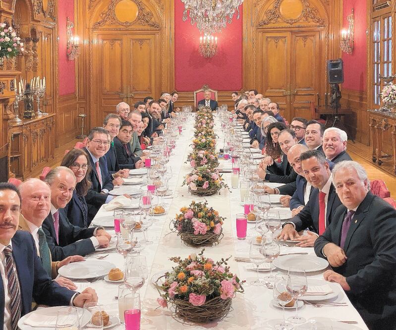 El presidente Andrés Manuel López Obrador ofreció ayer una comida a la jefa de Gobierno capitalino y los 31 mandatarios estatales que integran la Conferencia Nacional de Gobernadores. PRESIDENCIA