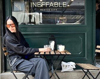 "Cuando los gatos esperan", una novela de Adriana Ortega Calderón sobre la soledad y el aislamiento