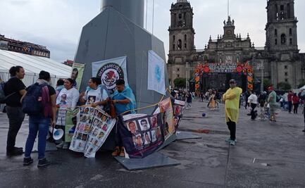 VIDEO: Madre buscadora toma asta bandera del Zócalo: "Estamos en guerra con el Gobierno"