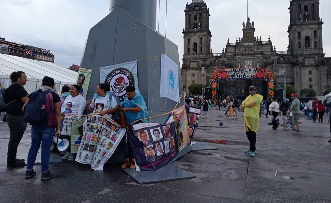 Diversos colectivos se han amarrado al basamento del asta bandera para impedir el arriamiento de la Bandera Nacional en protesta por la omisión en la búsqueda de desaparecidos a nivel nacional. Foto: Francisco Rodríguez / EL UNIVERSAL