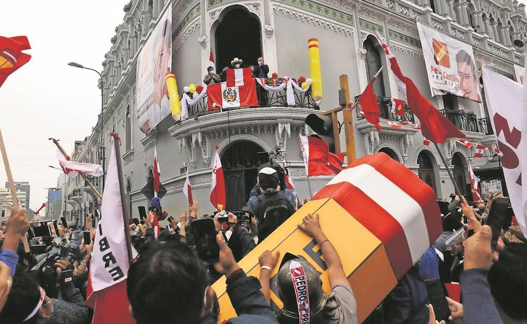 Pedro Castillo, mientras sus partidarios celebraban los resultados parciales en Lima, el 7 de junio de hace un año. Foto: Archivo/ AP.