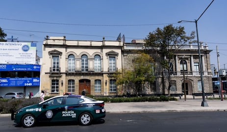 Refuerzan vigilancia tras retiro de ambulantes en Avenida Ribera de San Cosme; policías custodian la zona