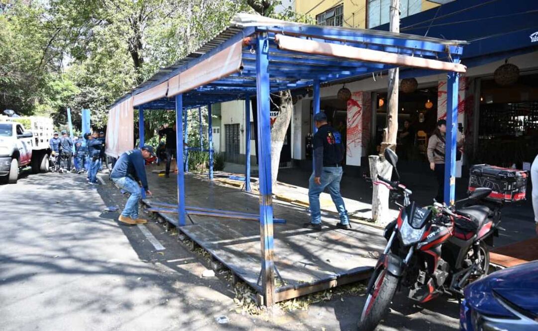 Alcaldía Cuauhtémoc retira pérgolas instaladas en colonia Condesa. Foto: Especial.