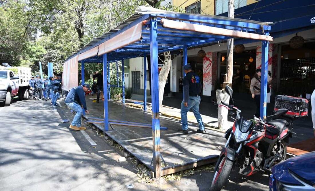 Alcaldía Cuauhtémoc retira pérgolas instaladas en colonia Condesa. Foto: Especial.