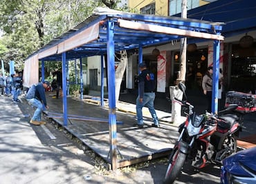 Alcaldía Cuauhtémoc retira pérgolas instaladas en colonia Condesa; no mostraron los permisos correspondientes
