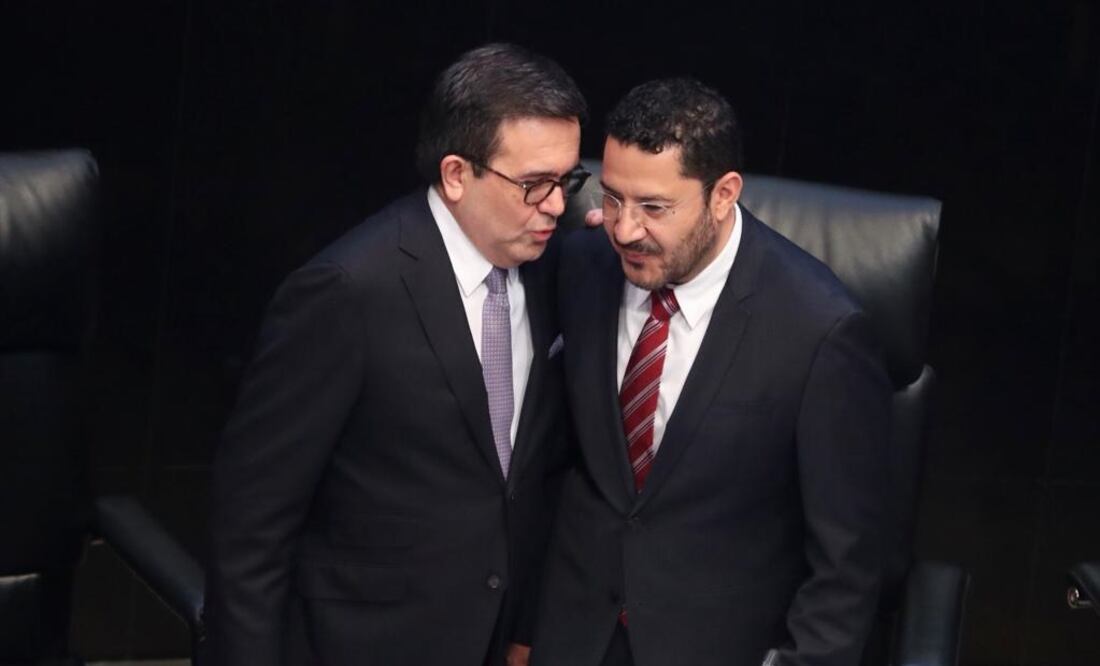 El secretario de Economía, Ildefonso Guajardo y Martí Batres, presidente de la mesa directiva del Senado. Foto: Ariel Ojeda/EL UNIVERSAL