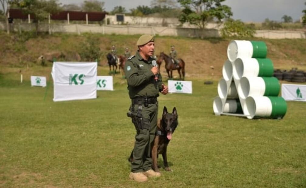 En ceremonia oficial, jubilan al mejor agente canino de Veracruz