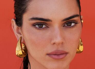 Kendall Jenner brilla en portada de Vogue con bralette de flores 3D