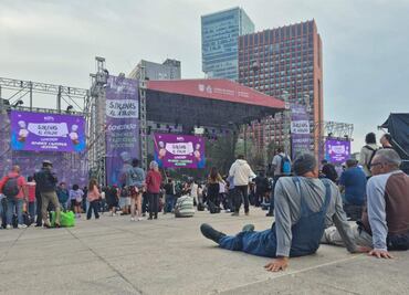 Cientos de personas se reúnen en Monumento a la Revolución para escuchar el concierto "Sirenas al ataque"; es homenaje a pioneras del Rock