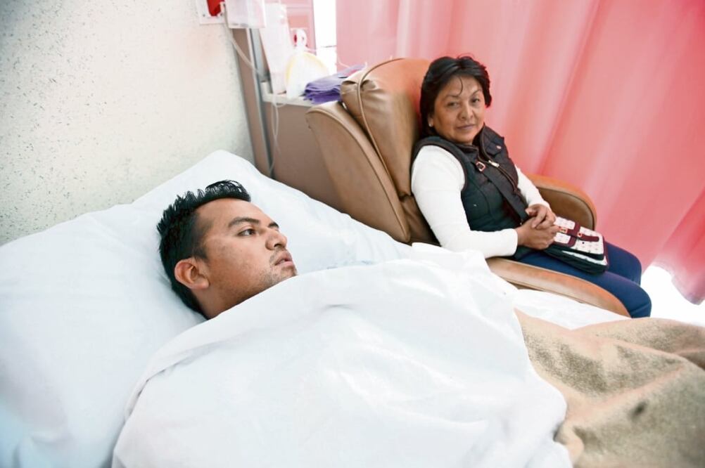 Pese a tener tres costillas rotas, un pulmón perforado y el bazo destrozado, José Gabriel volvió a los talleres que estallaron en La Saucera para sacar del lugar a sus compañeros y algunos policías que hoy viven gracias a su ayuda. Foto: JORGE ALVARADO