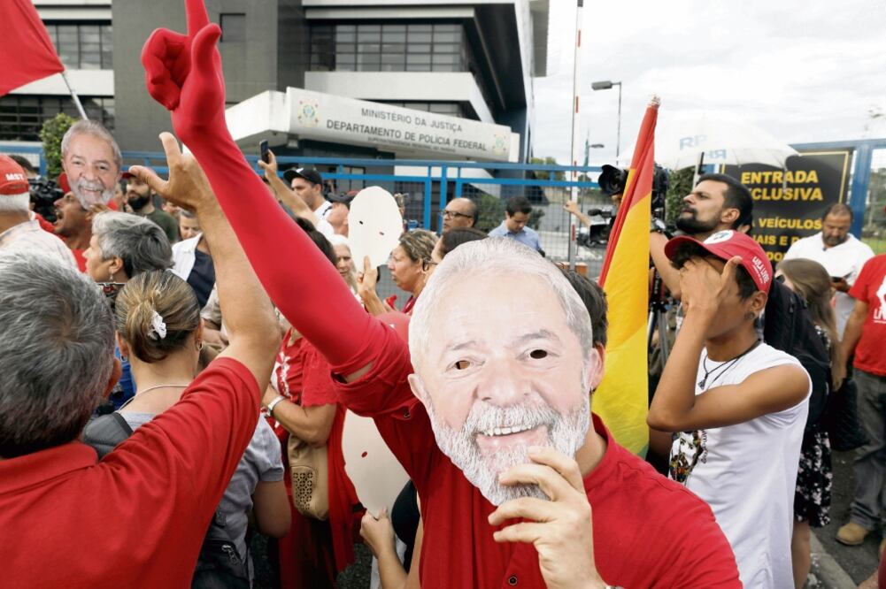 Simpatizantes del ex presidente Luiz Inácio Lula da Silva exigen la liberación del político, quien está preso en Curitiba. (RODOLFO BUHRER. REUTERS)