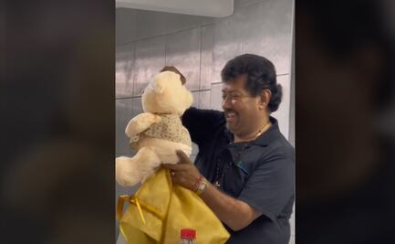 VIDEO. Hombre recibe tierno peluche con la voz de su esposa fallecida y esta fue su reacción