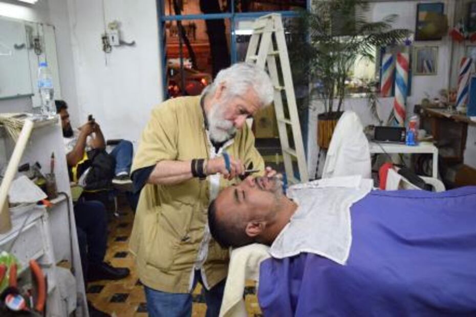 ​Don Manuel, la tijera más longeva de la Roma sufre la presión de la gentrificación