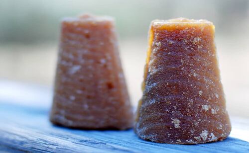 El piloncillo es un endulzante tradicional que requiere un almacenamiento adecuado para conservar su sabor. Foto: Flickr.