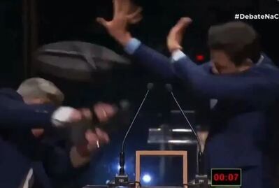 Hospitalizan a candidato para alcaldía de Sao Paulo tras ser atacado por rival durante debate televisado