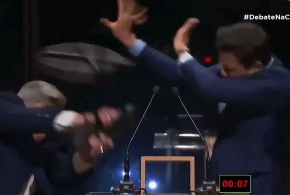 El momento en el que José Luiz Datena le da un sillazo a Pablo Marçal, candidatos a la alcaldía de Sao Paulo, en Brasil. FOTO: CAPTURA