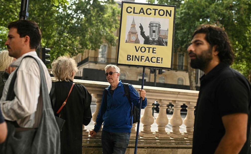 Un manifestante sostiene un cartel en apoyo a Conde Carabasuraantes de la elección parcial de Clacton-on-Sea (30/07/2026). Foto: AFP