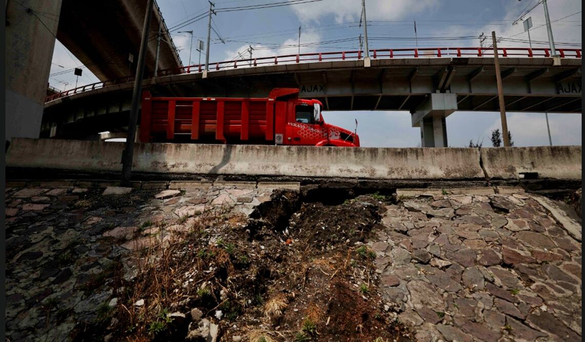 Se forma grieta en Puente de la Concordia por donde el paso de vehículos pesados es constante, en alcaldía Iztapalapa, Ciudad de México, el martes 30 de septiembre de 2025. Foto: Diego Simón Sánchez/EL UNIVERSAL
