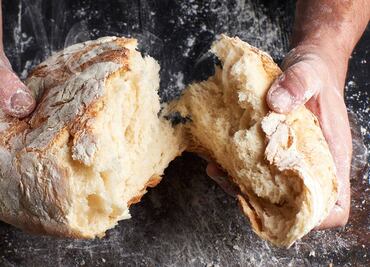 Dominique Crenn invita a los cocineros del mundo a romper un pan el próximo 11 de mayo