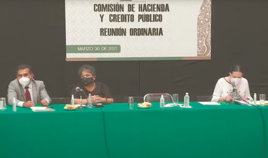 Raquel Buenrostro (izq.) en la comparecencia. Foto: ESPECIAL