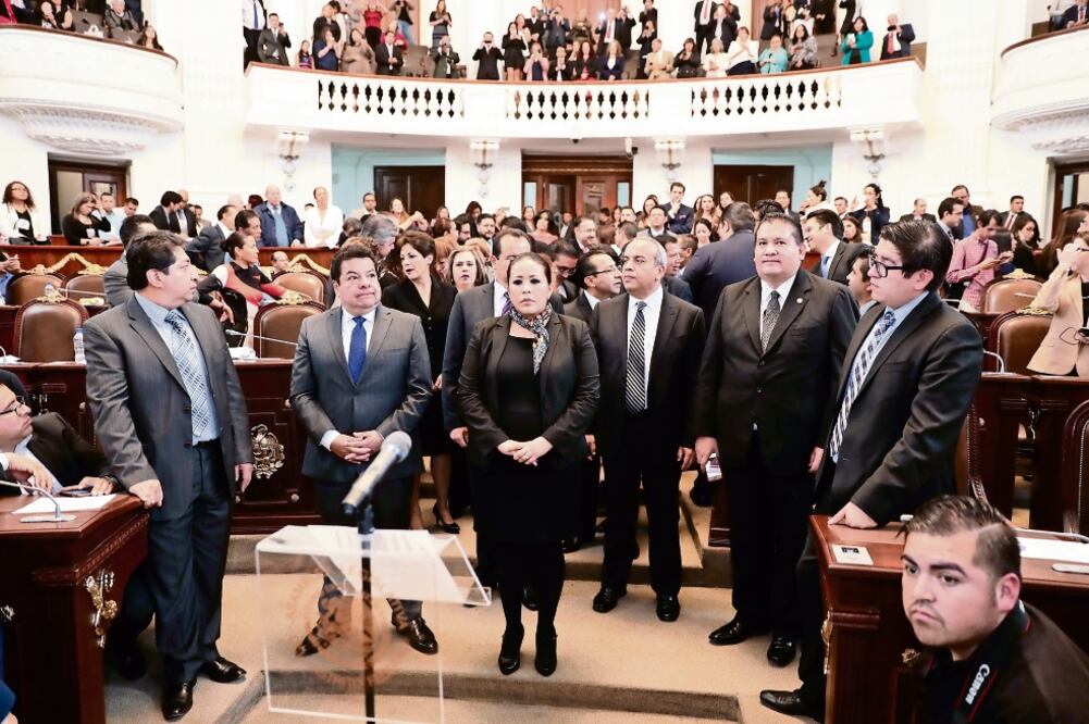 Los 18 magistrados, 11 ratificados en el cargo y siete nuevos elegidos, rindieron protesta al cargo en el pleno de la Asamblea Legislativa de la Ciudad de México (IVAN STEPHENS. EL UNIVERSAL)