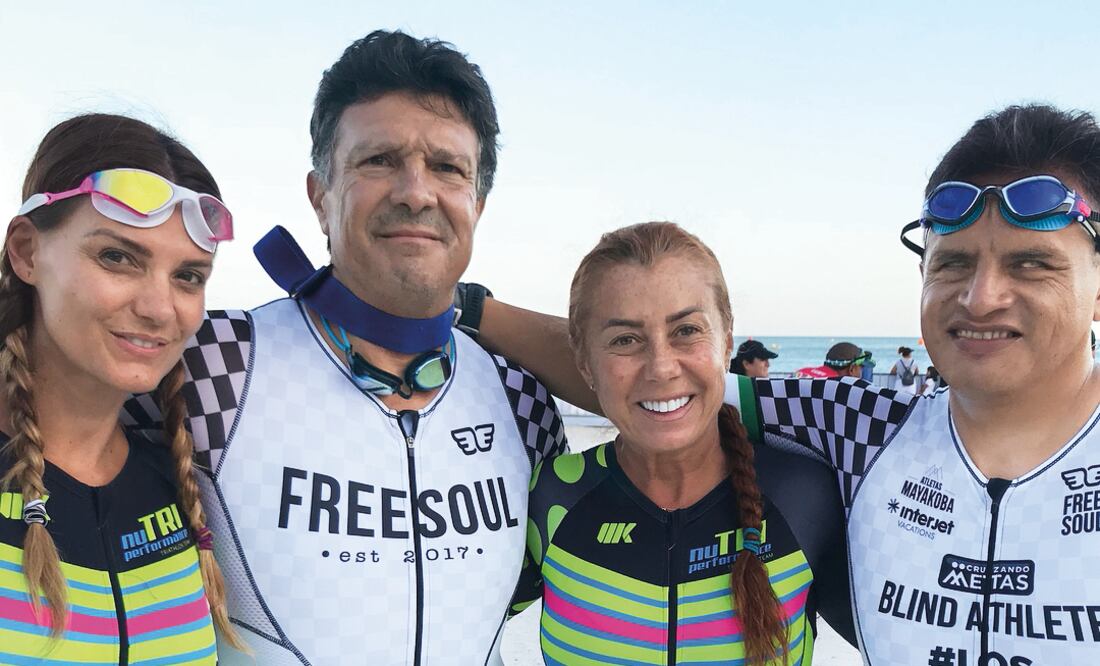 Marco Velázquez (der.) perdió la vista a los 14 años; Maritere Alessandri y Max Leonardo (der.) son sus guías (CORTESÍA)