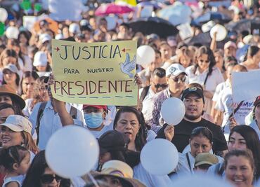 Vestidos de blanco, cientos marchan en Chilpancingo para exigir justicia por asesinato de alcalde; piden paz en Guerrero