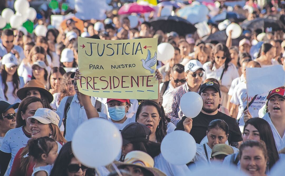 Alrededor de 600 personas marcharon ayer en Chilpancingo vestidas de blanco y con pancartas con mensajes de exigencia de justicia y paz. Foto: de ÓSCAR GUERRERO
