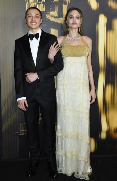 Angelina Jolie y Knox Leon Jolie-Pitt llegan a la 15.ª edición de los Premios de los Gobernadores en el Ray Dolby Ballroom de Los Ángeles. Foto: Jordan Strauss/Invision/AP.