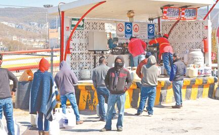 Por temor a escasez, cientos se forman para rellenar tanques